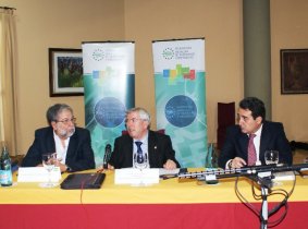 Pedro Castro, con el Presidente del Consejo Territorial, Manuel Bustos, y el Presidente de la FAMP, Francisco Toscano